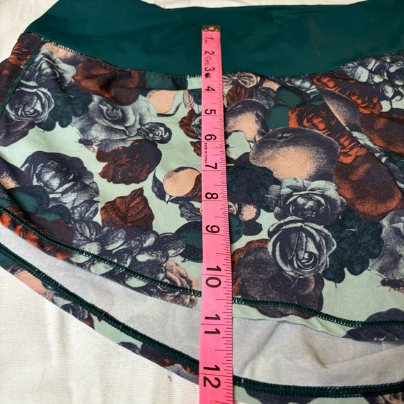 Oiselle Roga Shorts Green Flowers Size 6 - Picture 5 of 7